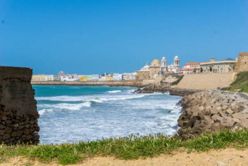 beachgoers-celebrate-as-police-arrest-man-exposing-himself-to-women-on-one-of-cadiz’s-main-beaches