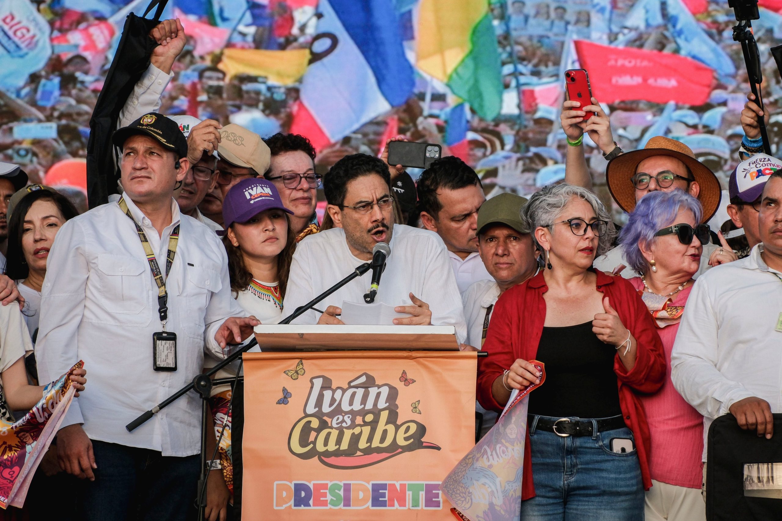 dentro-de-la-campana-de-cepeda,-de-los-discursos-en-plaza-publica-a-las-redes-de-los-‘kpopers’