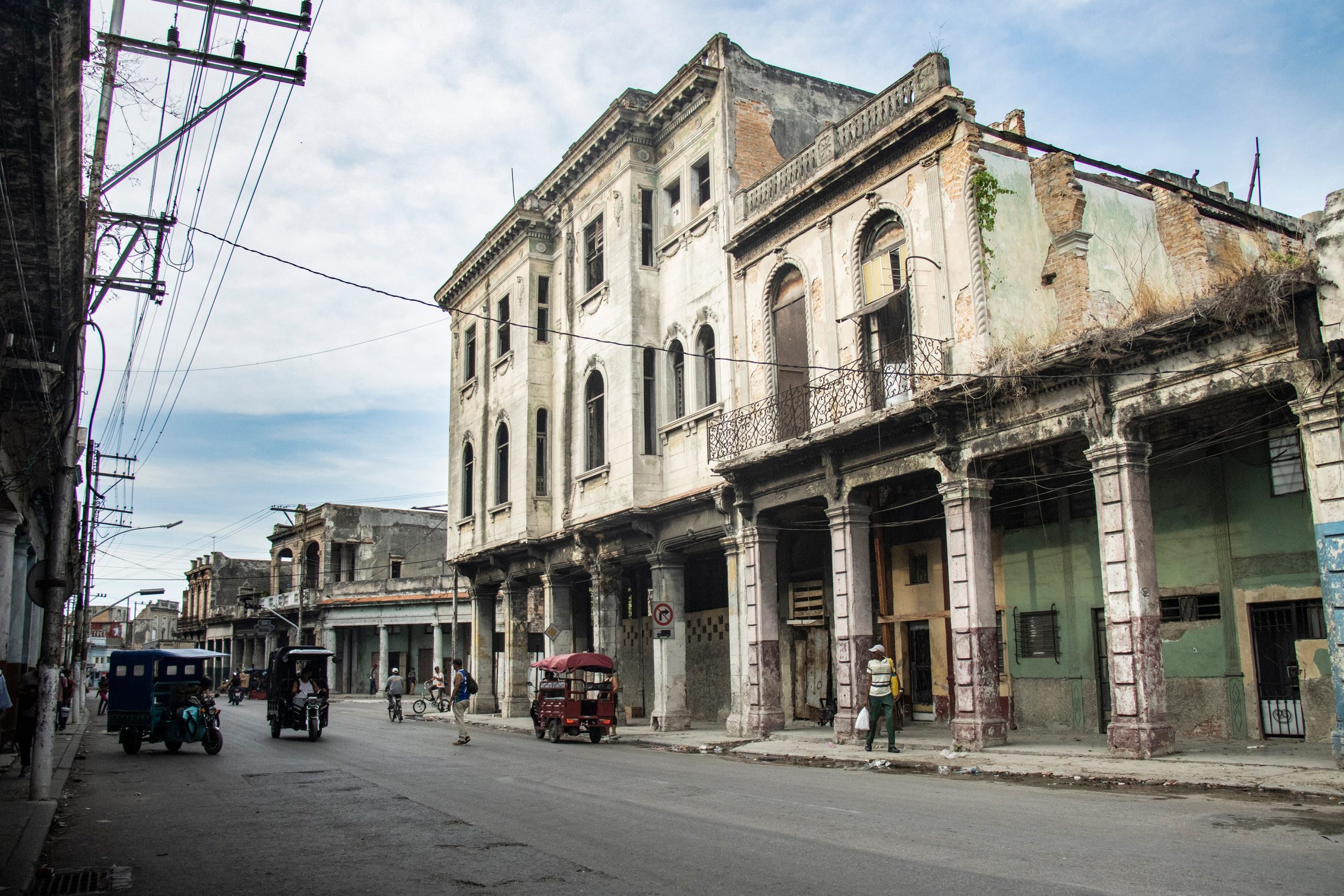 cuba-se-abre-al-capitalismo-y-aprueba-su-mayor-reforma-en-decadas:-banca-privada,-mercado-de-cambios-y-fin-de-los-subsidios