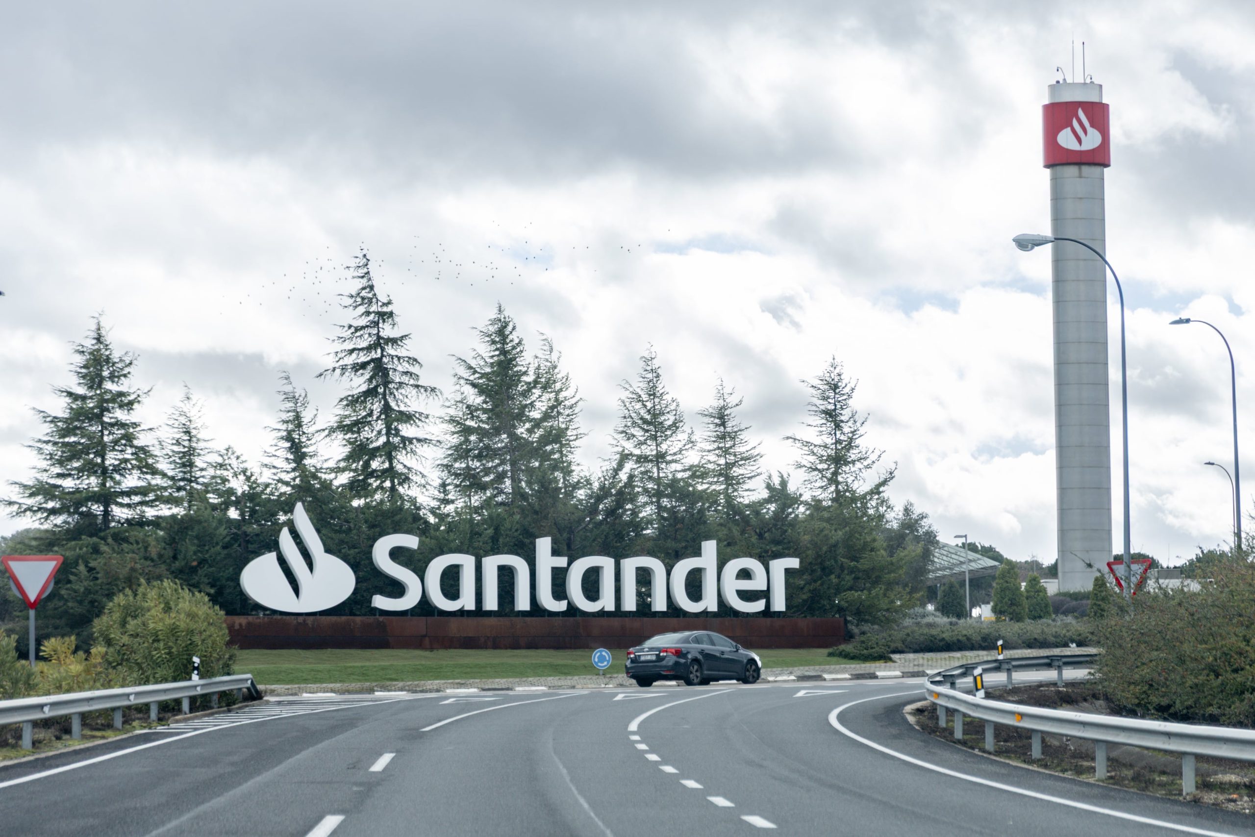 la-banca-vuelve-al-trono:-santander-desafia-el-reinado-de-inditex-en-el-ibex-ocho-anos-despues