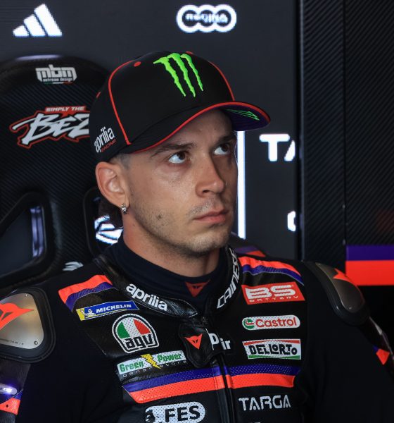 la-peor-sprint-de-marco-bezzechi:-el-lider-de-motogp-pierde-los-papeles-tras-una-caida,-golpea-a-un-comisario-y-no-correra-este-domingo