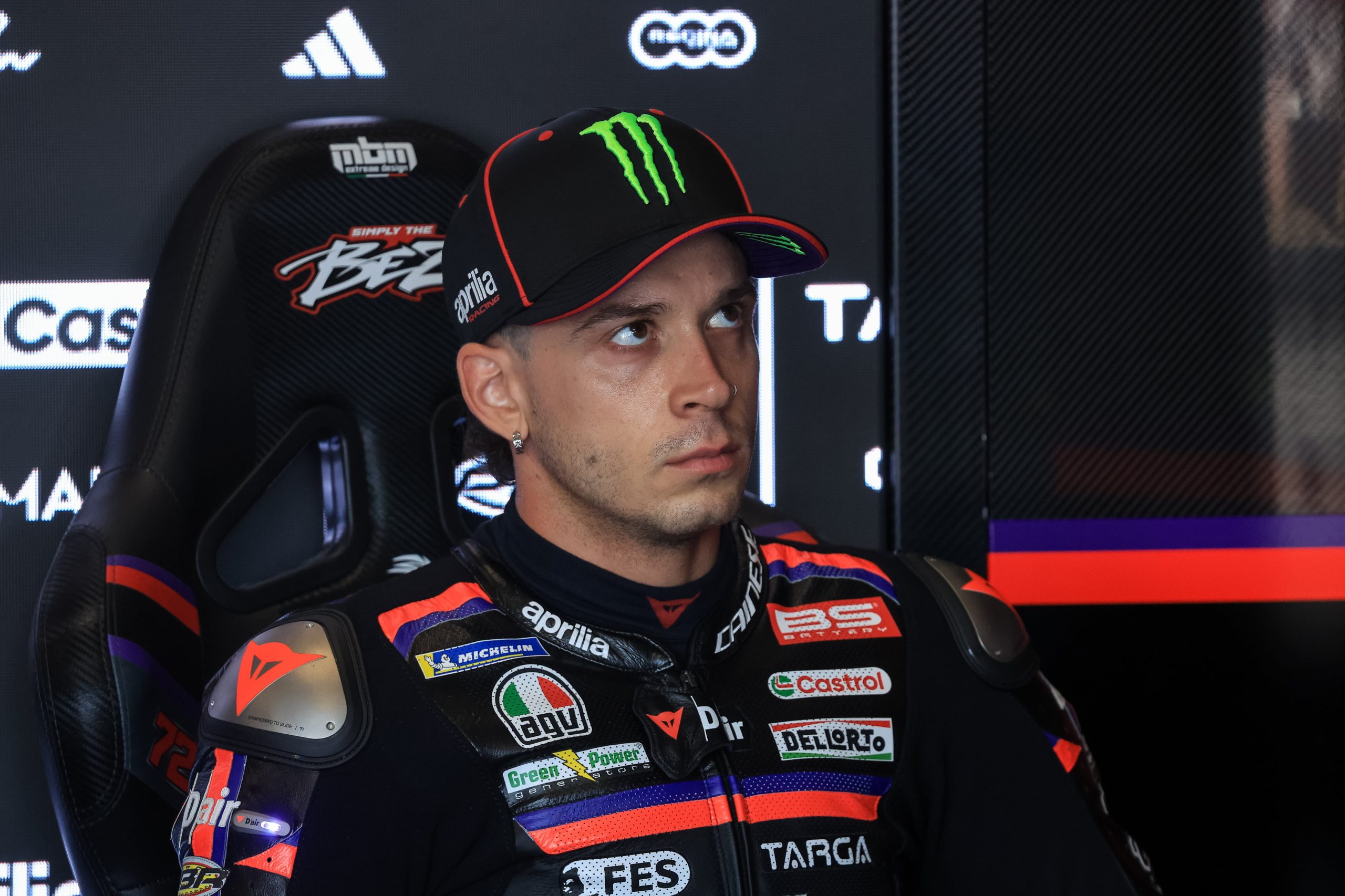 la-peor-sprint-de-marco-bezzechi:-el-lider-de-motogp-pierde-los-papeles-tras-una-caida,-golpea-a-un-comisario-y-no-correra-este-domingo