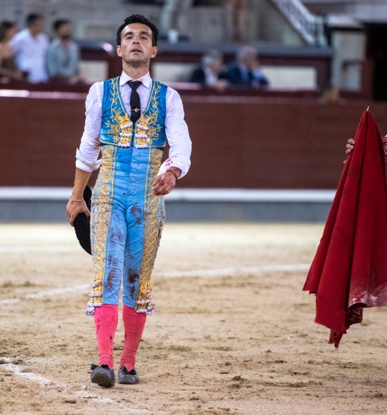 cristian-perez-roza-la-puerta-grande-ante-una-dura-mansada-en-madrid