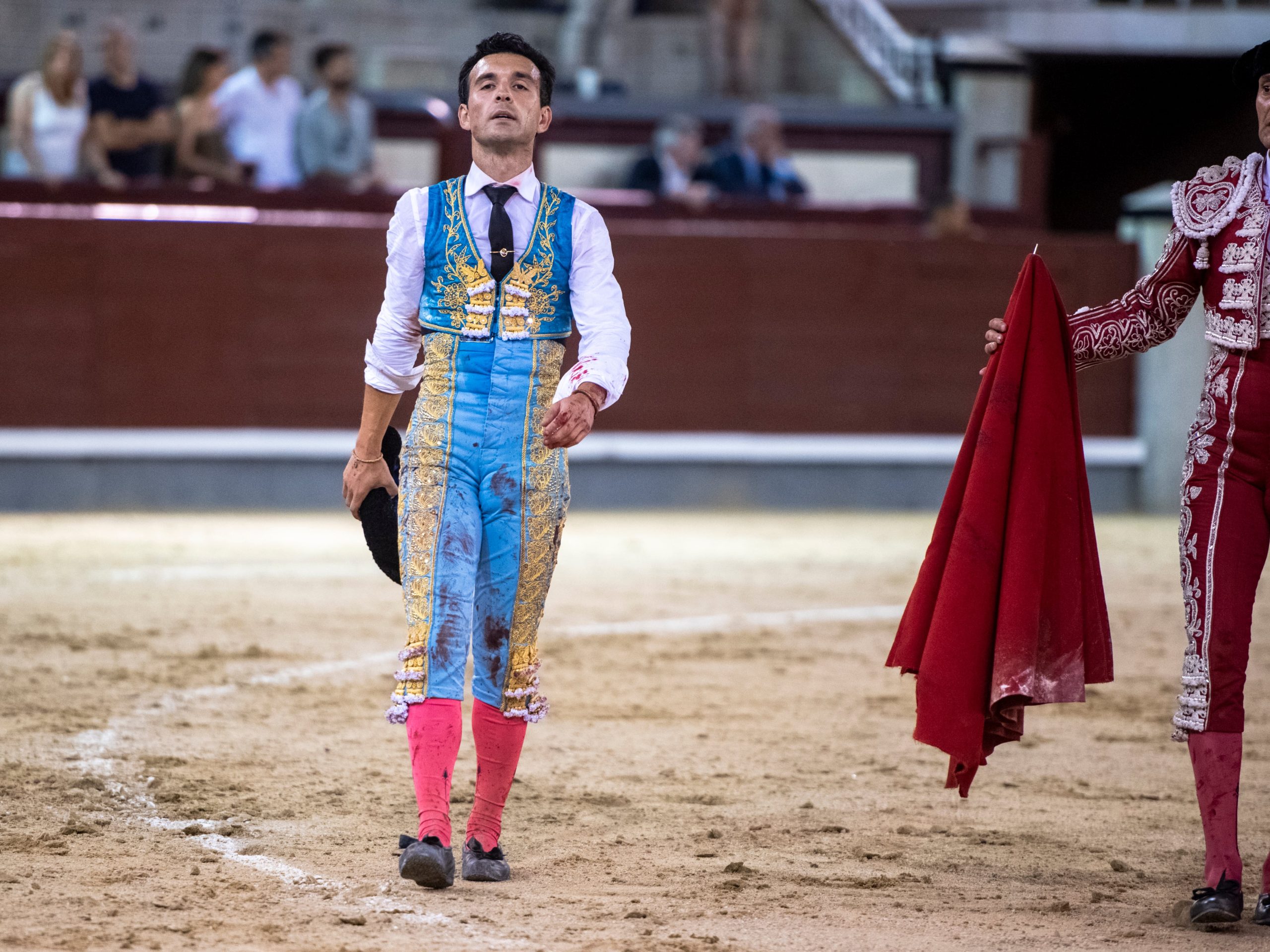 cristian-perez-roza-la-puerta-grande-ante-una-dura-mansada-en-madrid