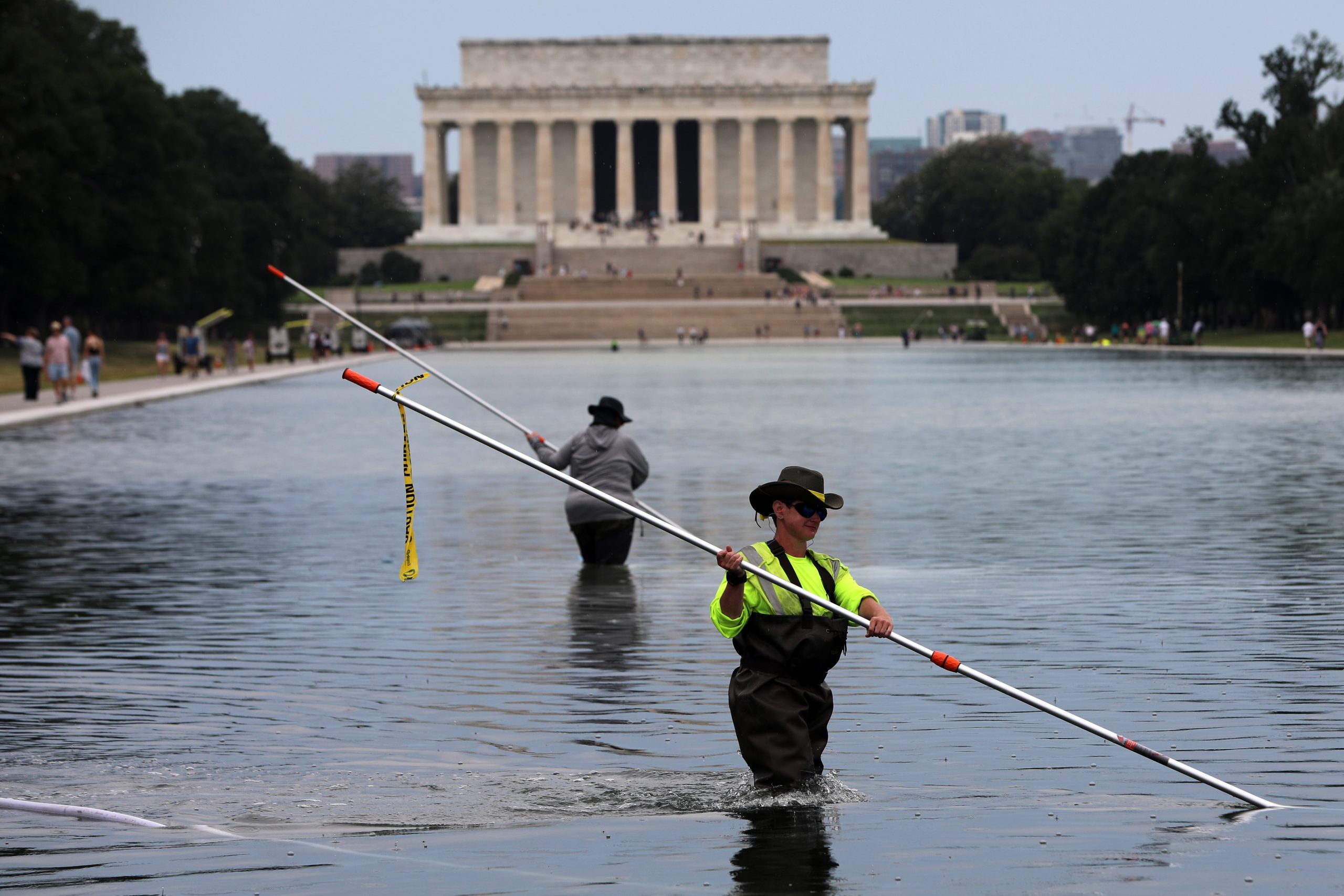 ‘vandals’-and-threats-of-up-to-10-years-in-prison:-trump-shifts-blame-for-failure-of-lincoln-memorial-reflecting-pool