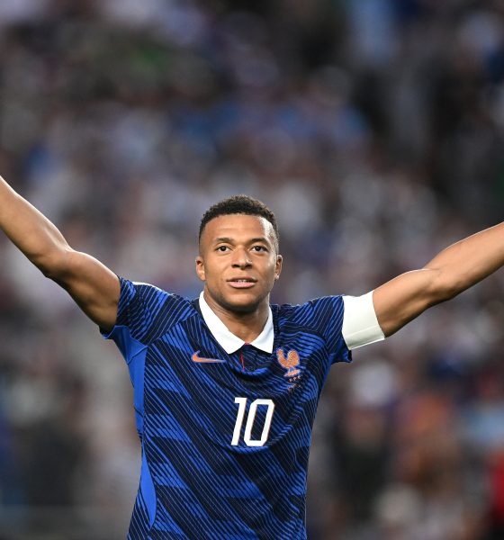 france-shines-with-a-mbappe-brace-in-a-rain‑soaked-match