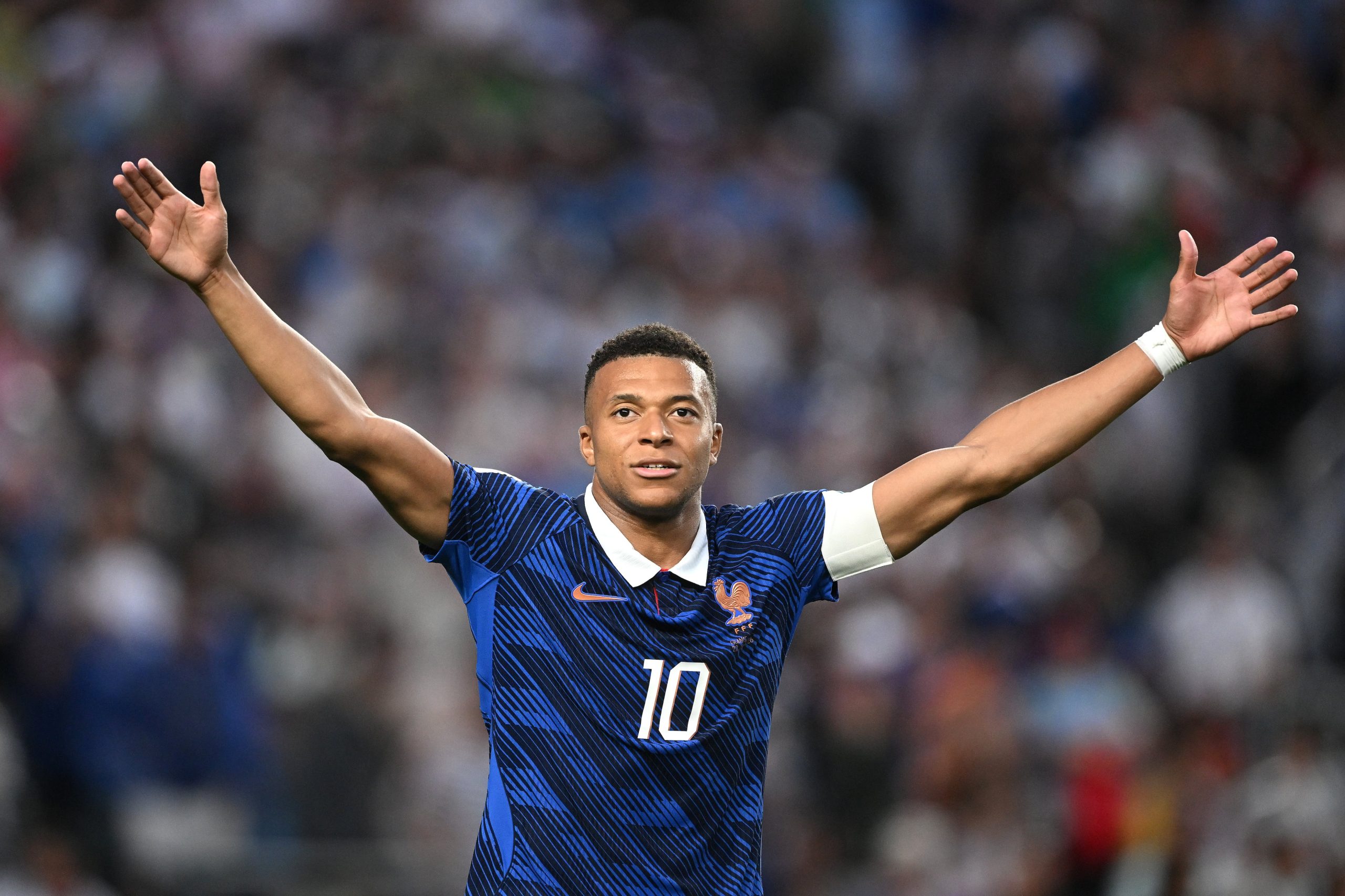 france-shines-with-a-mbappe-brace-in-a-rain‑soaked-match