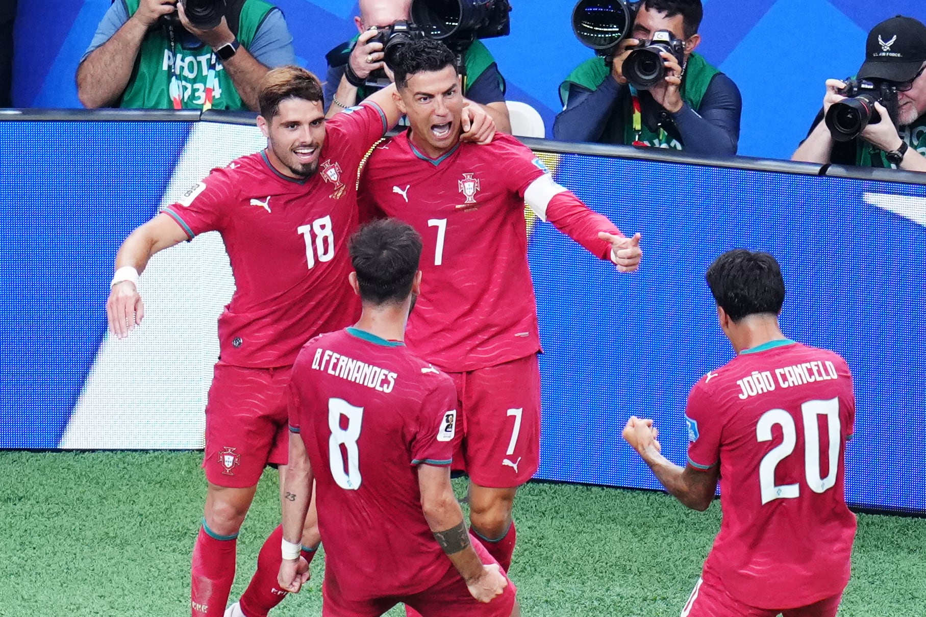 cristiano-ronaldo-al-fin-se-une-al-‘show’-del-mundial:-doblete-ante-uzbekistan-y-record-historico