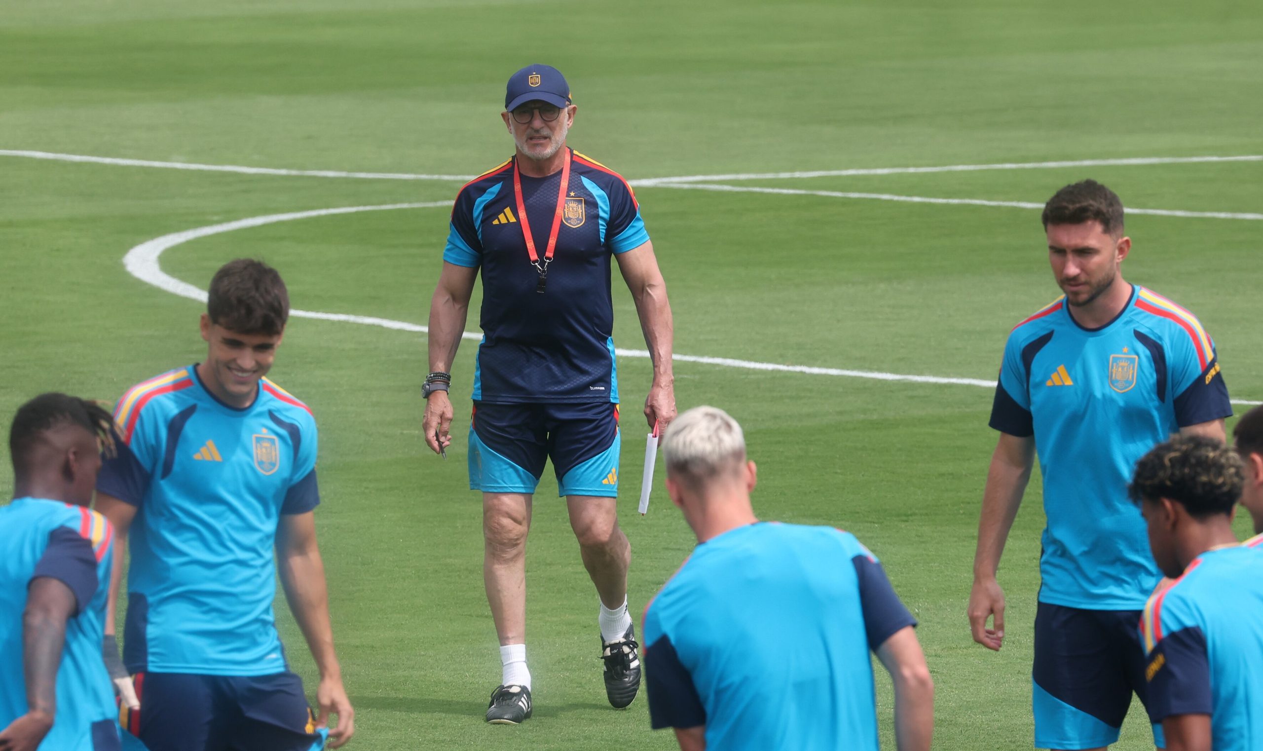 uruguay-espana,-el-reencuentro-del-discipulo-de-la-fuente-con-el-maestro-bielsa,-ahora-al-borde-de-la-eliminacion