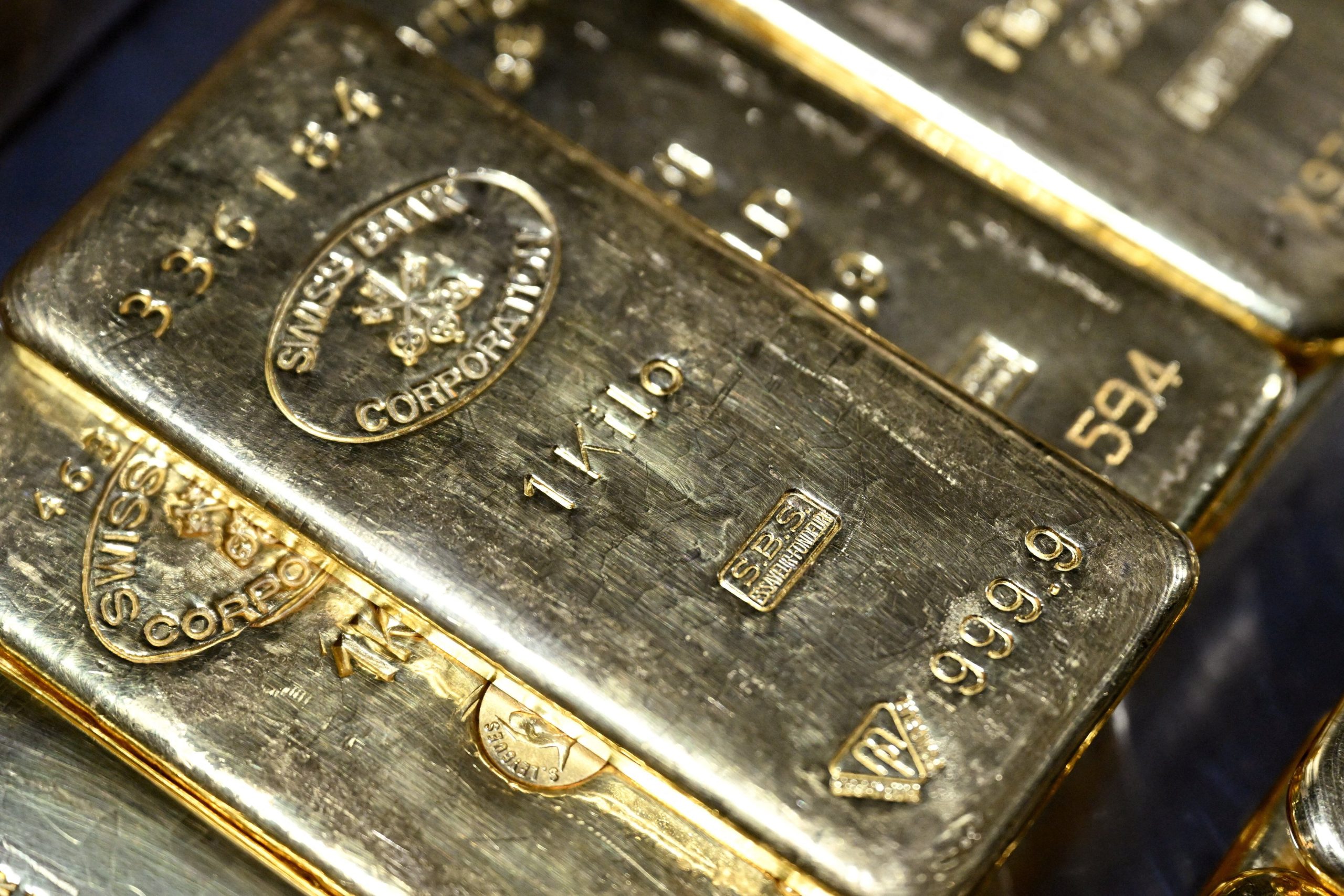 gold-falls-below-$4,000-an-ounce-for-the-first-time-since-november
