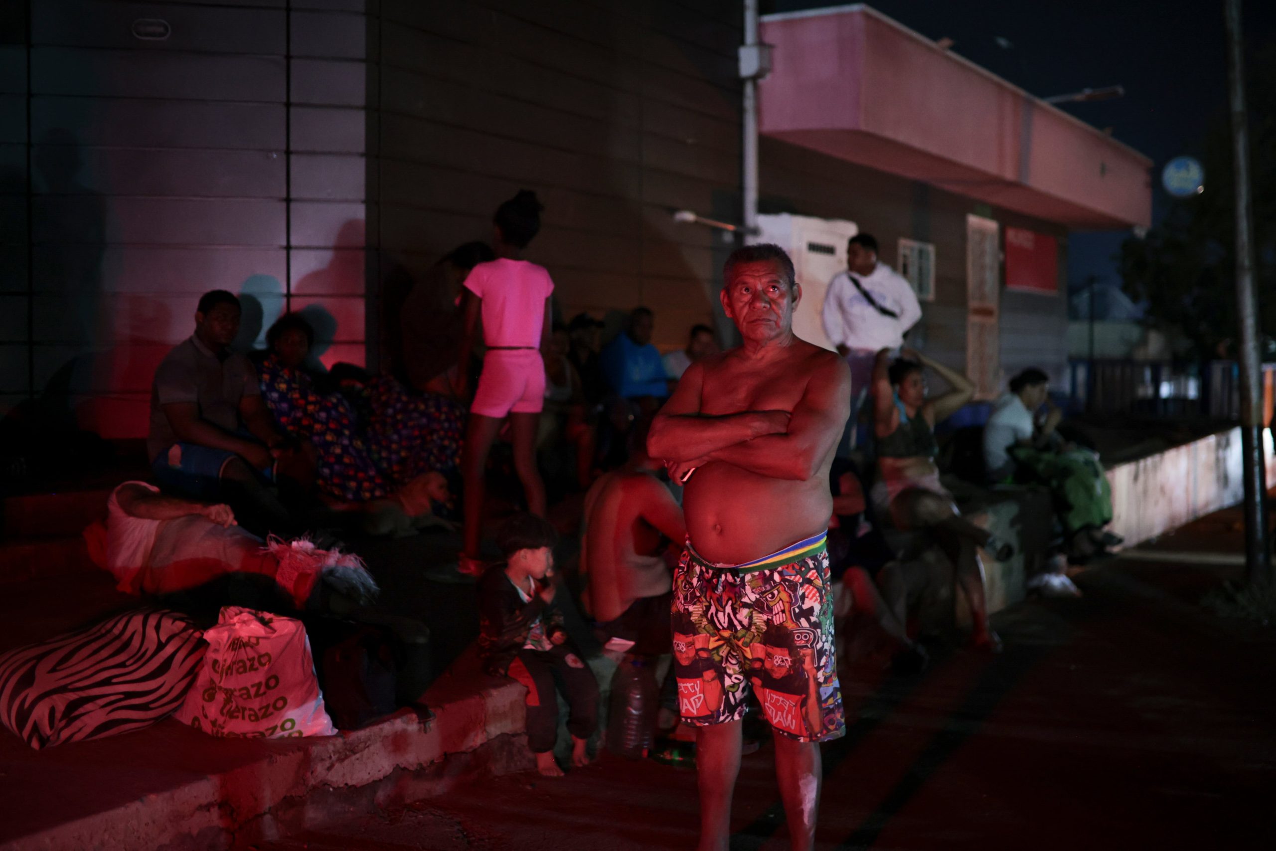 aid-trickles-in,-survivors-sleep-outside,-and-looting-breaks-out-in-la-guaira,-the-venezuelan-city-hardest-hit-by-the-earthquake