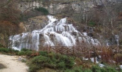 visit-the-secret-spanish-waterfall-hidden-at-the-end-of-a-breathtaking-hiking-trail