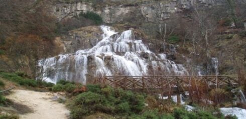 visit-the-secret-spanish-waterfall-hidden-at-the-end-of-a-breathtaking-hiking-trail
