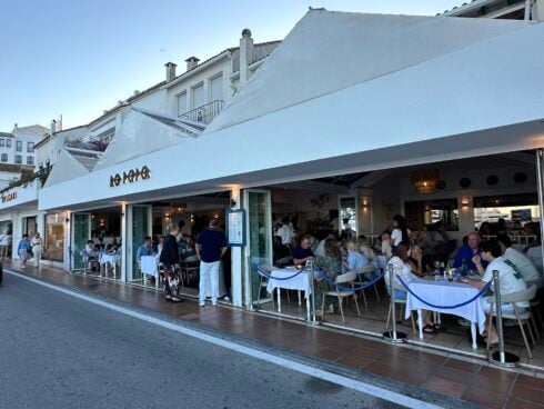 review:-this-greek-restaurant-in-marbella’s-glitzy-puerto-banus-has-been-throwing-the-costa-del-sol’s-biggest-party-for-over-40-years