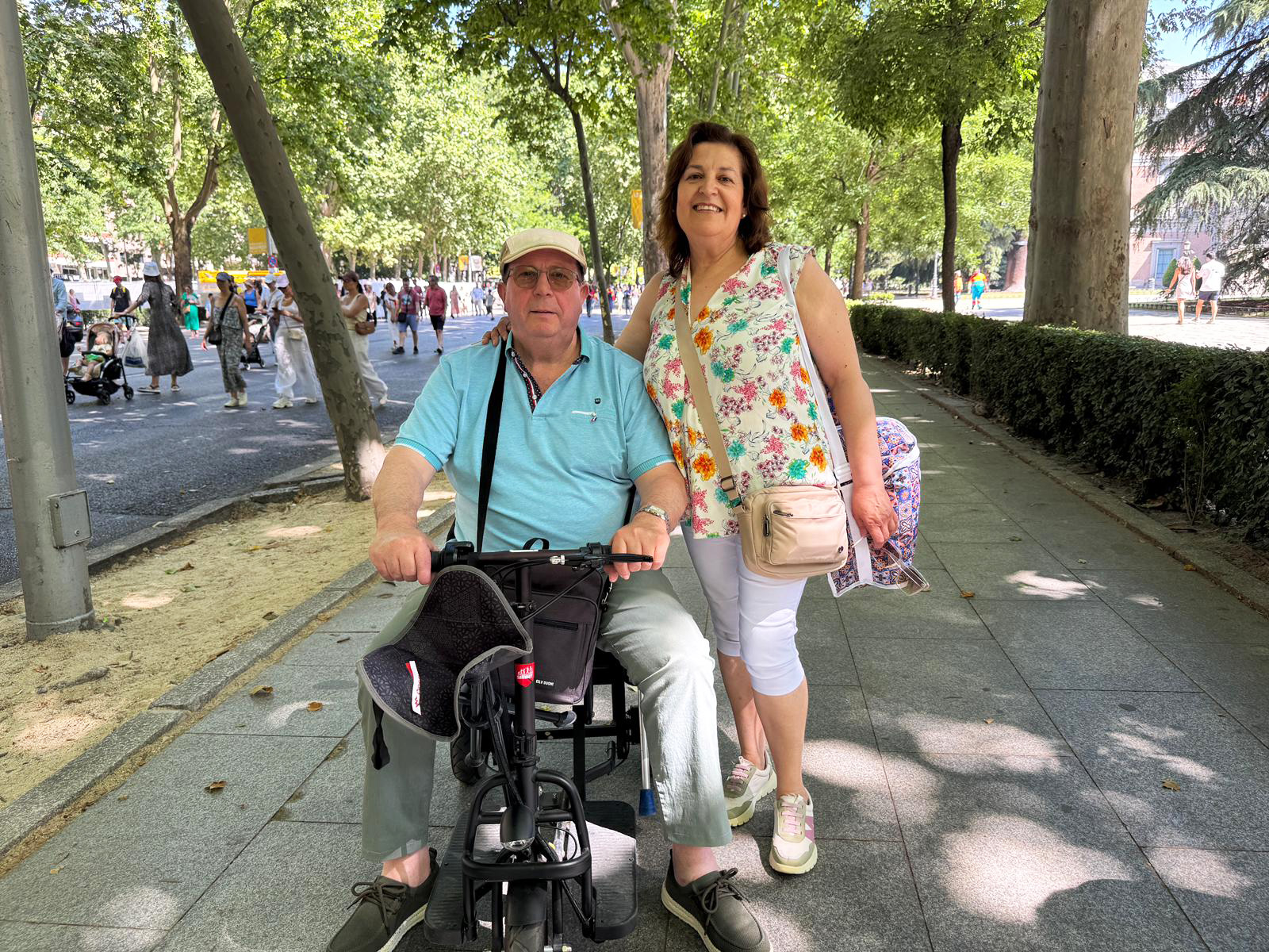 Gorgonio Sánchez, junto a su esposa Pilar Fernández, este domingo tras asistir a la misa en Cibeles.
