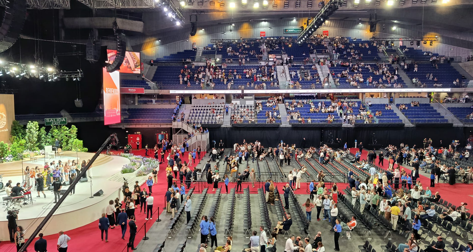 Comienzan a llegar las primeras personas al evento 'Tejer Redes con el mundo de la empresa, la educación, la cultura y el deporte' en Movistar Arena.
