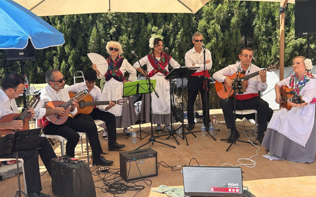 La Trilla Folk entertain.