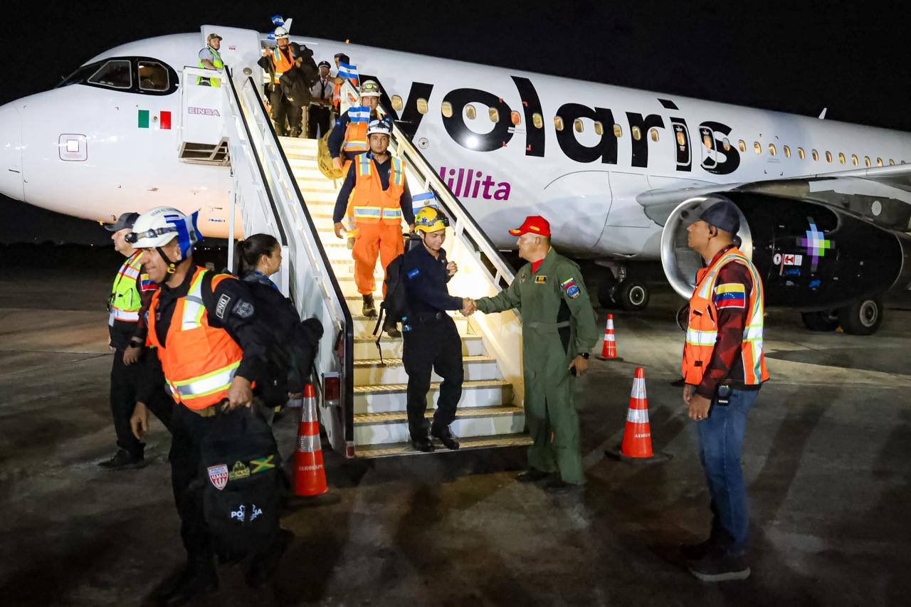 CARACAS, 26/06/2026.- Llegada a Venezuela de un equipo de rescatistas, personal médico y perros de rescate enviados desde El Salvador para apoyar en las labores de búsqueda y rescate en el país sudamericano, golpeado el miércoles por dos fuertes terremotos que hasta el momento dejan 188 fallecidos y 1.520 heridos. EFE/ Presidenta Delcy Rodríguez en X - SOLO USO EDITORIAL/SOLO DISPONIBLE PARA ILUSTRAR LA NOTICIA QUE ACOMPAÑA (CRÉDITO OBLIGATORIO) -  