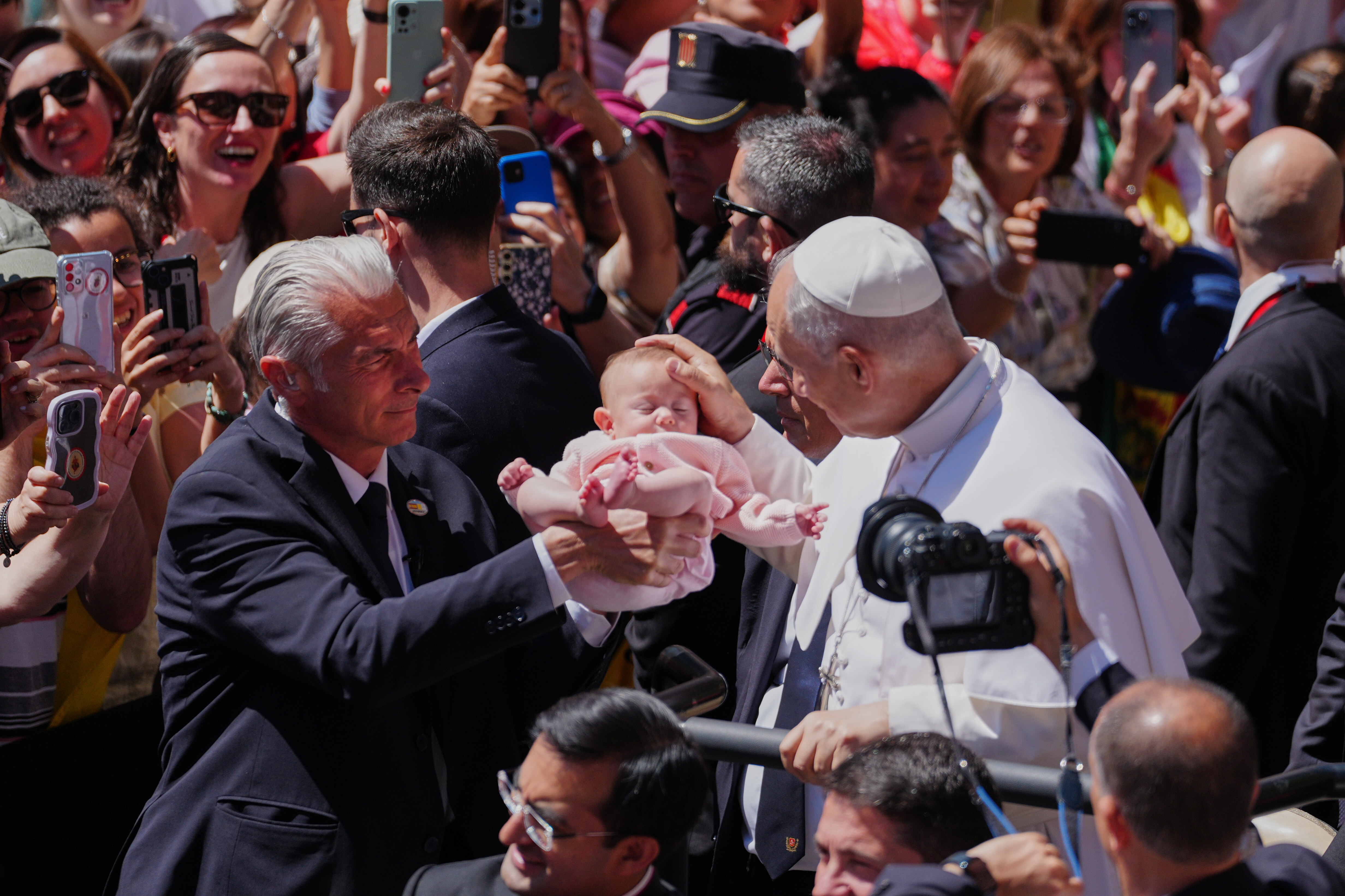 El Papa bendice a más de 100 bebés en un día en Barcelona