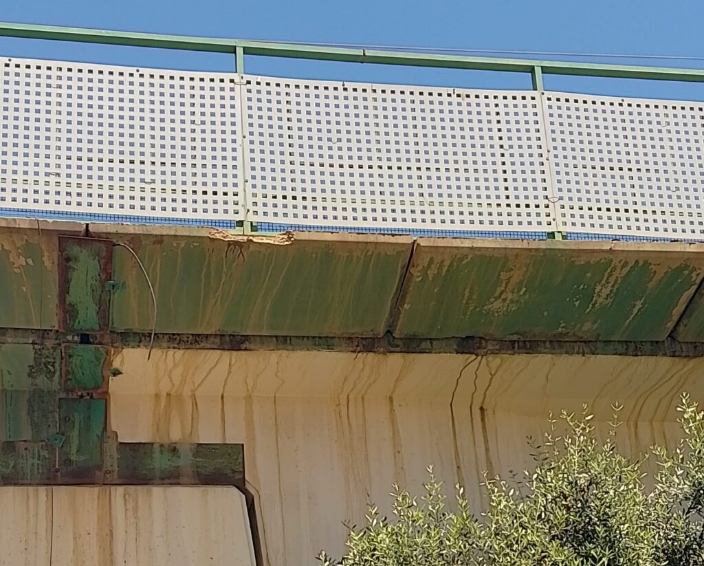 Crumbling Los Boliches platform overhead.
