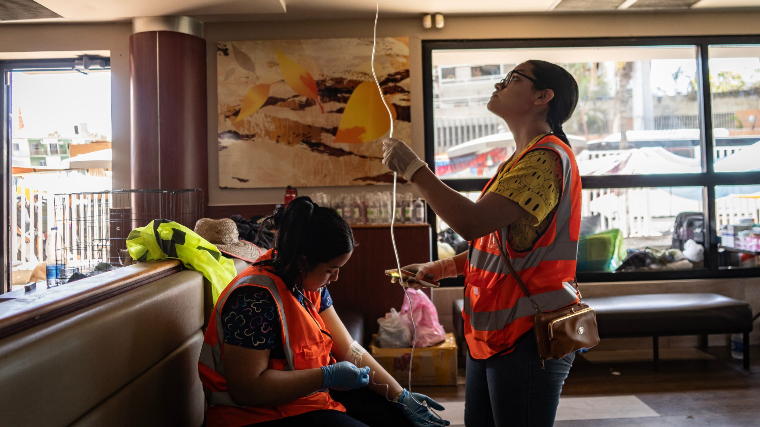 a-mcdonald’s-turned-into-a-hospital:-improvisation-and-neglect-mark-the-first-week-of-venezuela’s-earthquake-tragedy