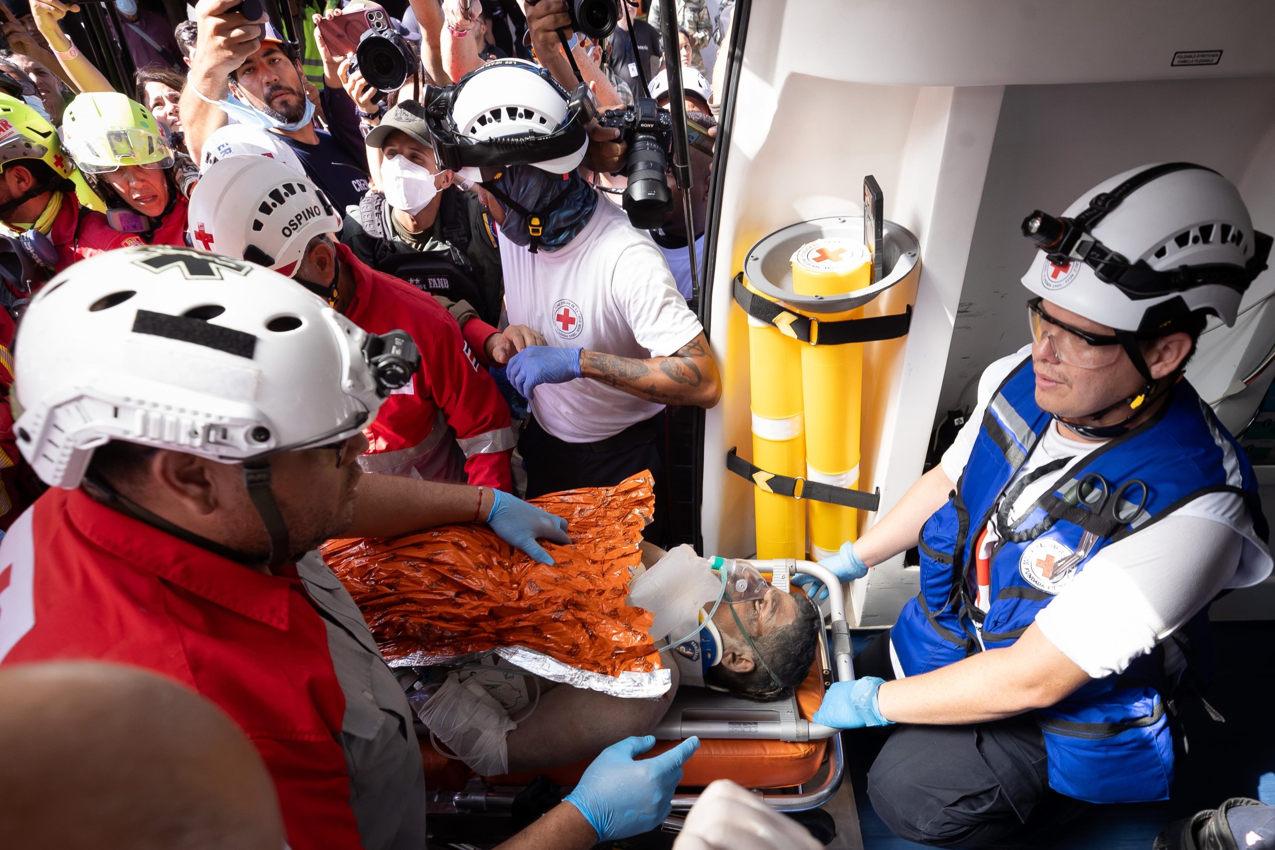 medio-mundo-al-rescate-de-hernan:-un-venezolano-sale-con-vida-de-entre-los-escombros-tras-ocho-dias-sepultado-por-el-terremoto
