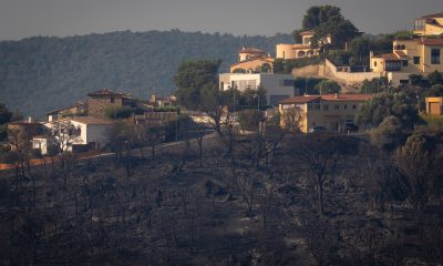 el-fuego-de-les-gavarres-alcanza-casas-de-una-urbanizacion-de-calonge,-en-la-costa-brava
