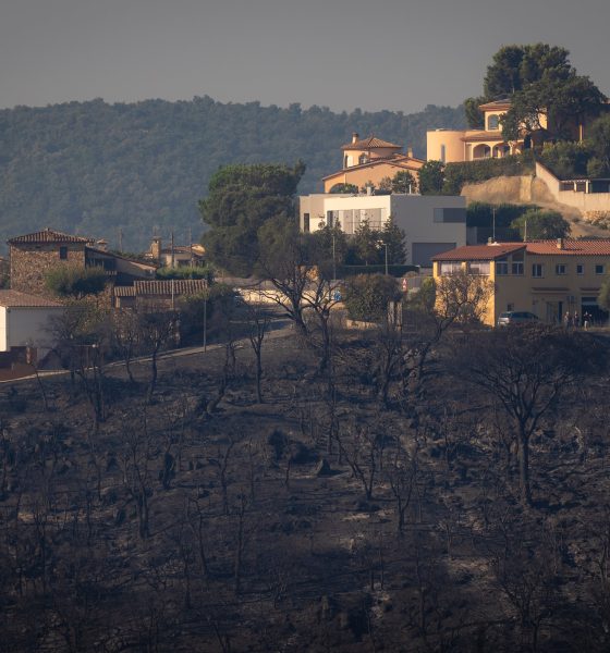 el-fuego-de-les-gavarres-alcanza-casas-de-una-urbanizacion-de-calonge,-en-la-costa-brava