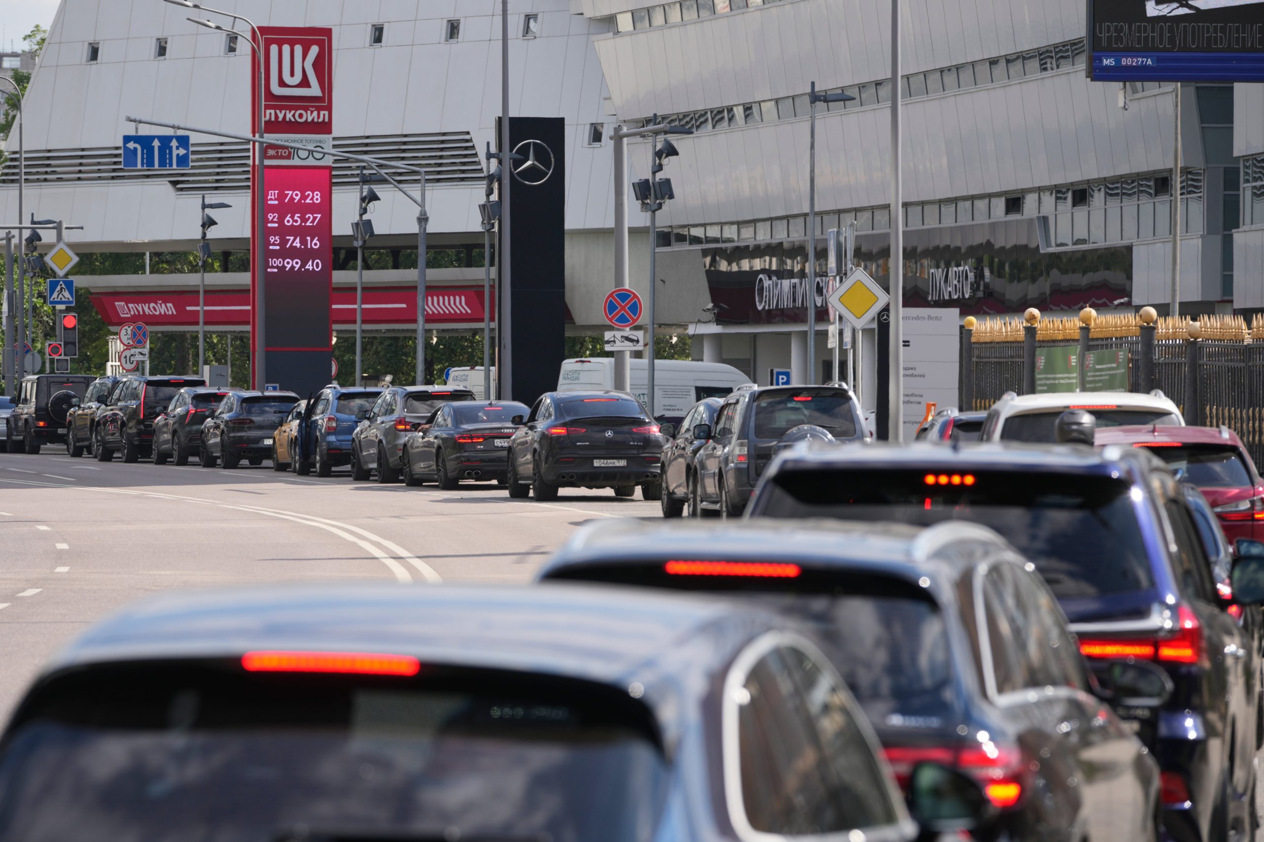 la-crisis-del-combustible-se-agudiza-en-rusia:-colas-enormes-y-racionamiento-en-las-gasolineras-por-todo-el-pais