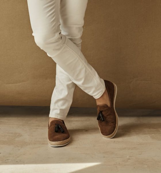 los-mocasines-de-hombre-para-verano-que-arrasan-en-amazon:-de-algodon,-sin-cordones-y-en-mas-de-30-colores