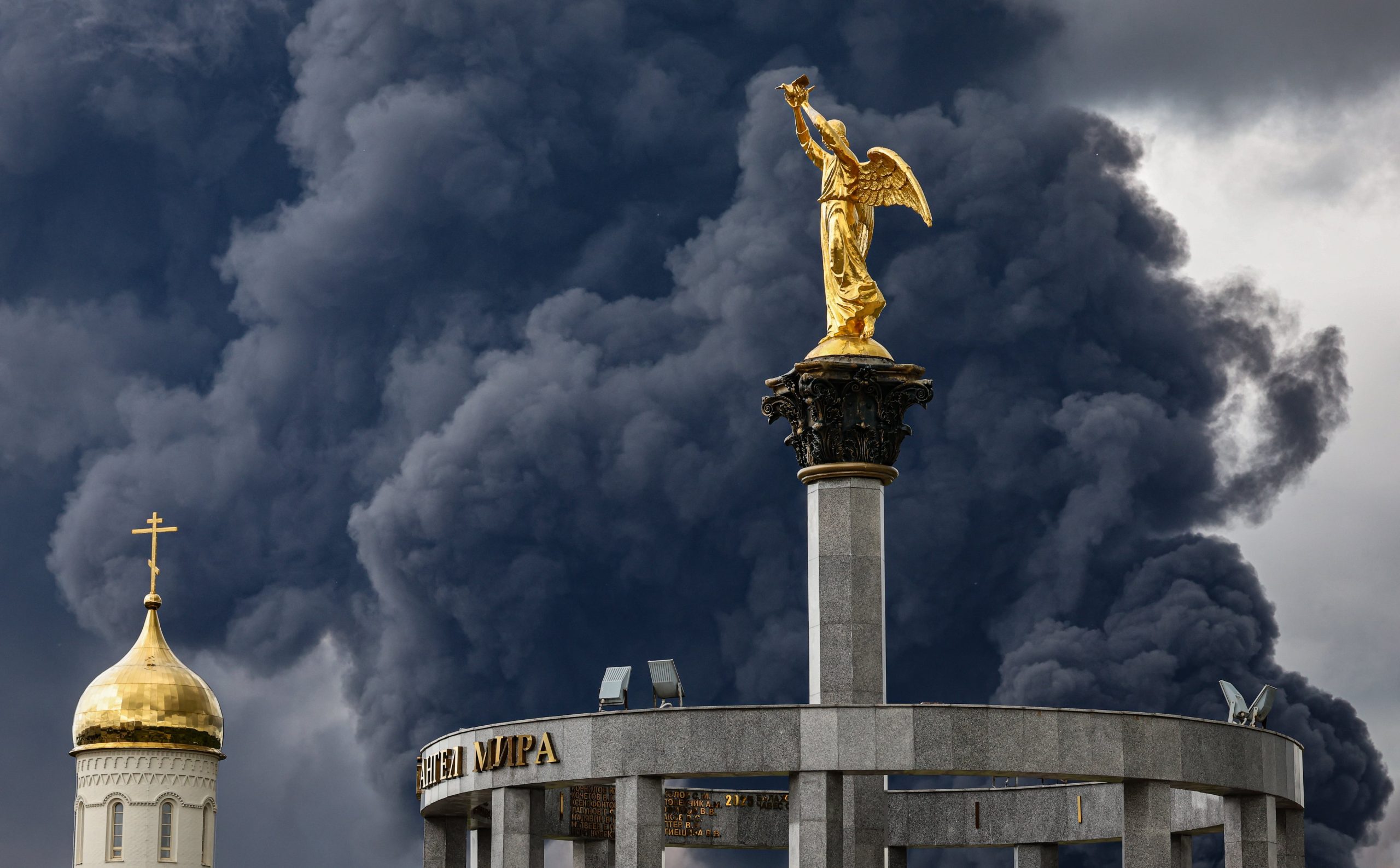 ukraine-exploits-kremlin’s-weaknesses-with-new-weapons,-striking-key-targets-in-russia