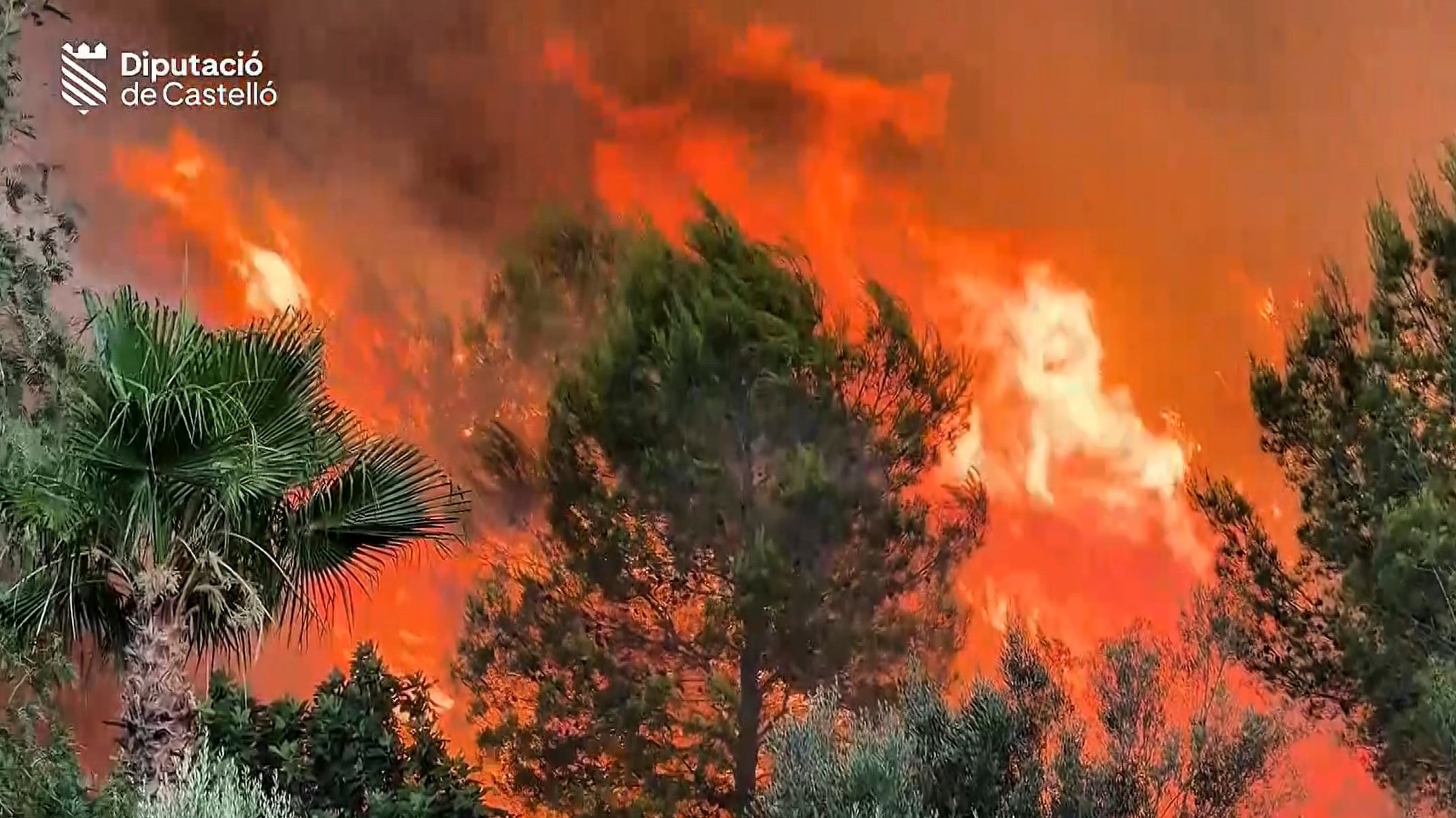 el-incendio-en-soneja-(castellon)-obliga-a-desalojar-a-500-personas-de-la-vecina-poblacion-de-azuebar