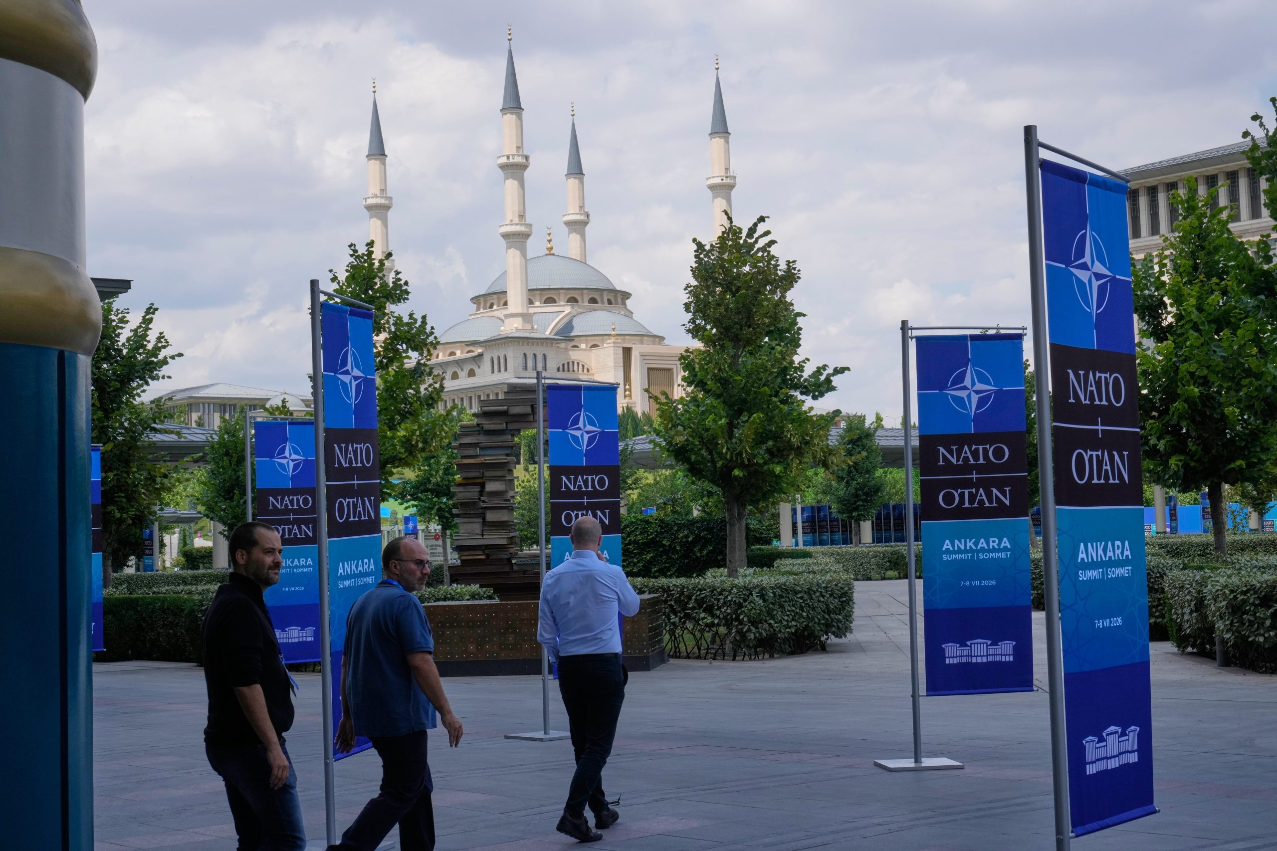 ankara-recibe-a-los-lideres-de-la-otan-con-cientos-de-detenciones-preventivas,-un-blindaje-total-y-taxistas-con-colonia