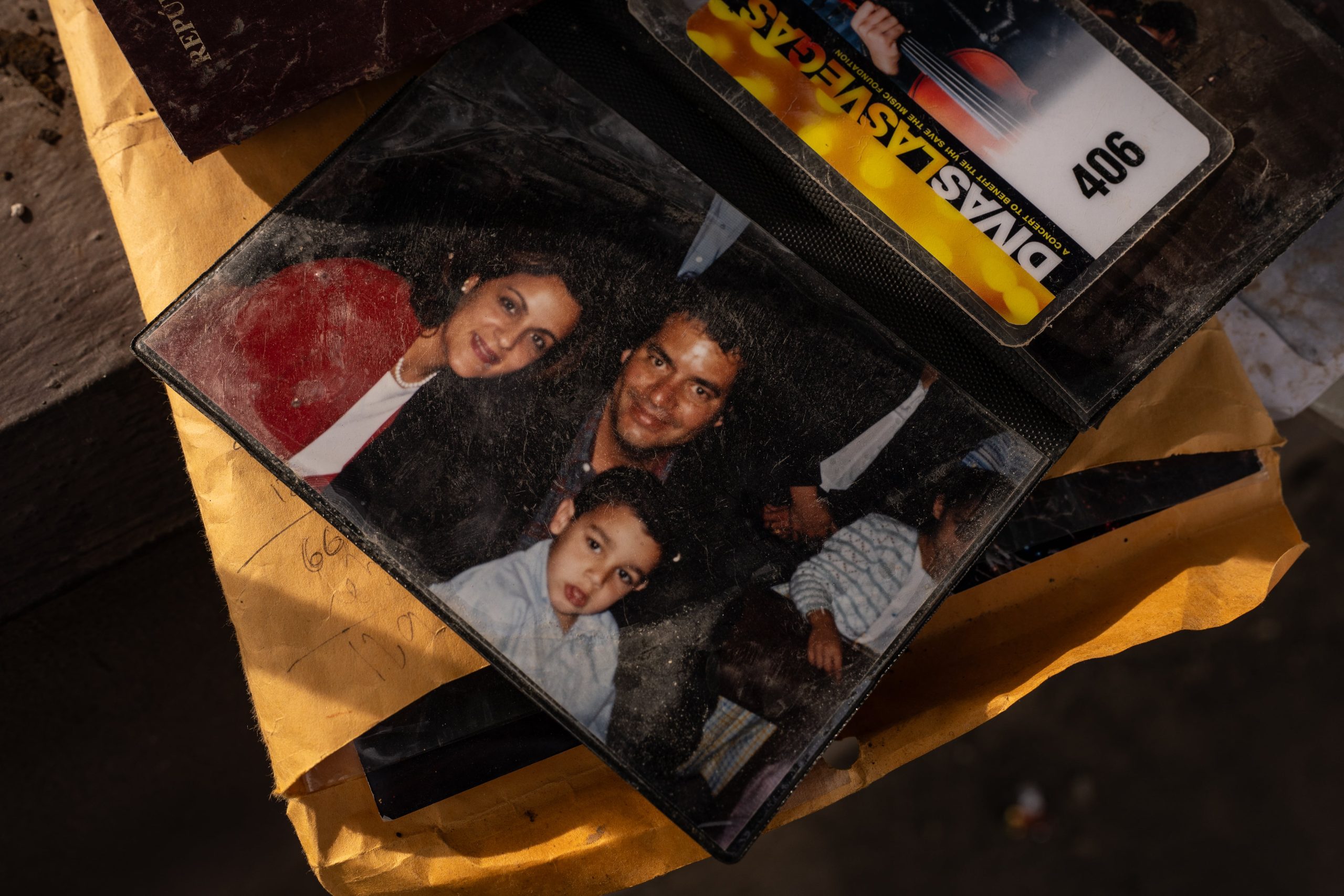 $1,200-a-day:-what-it-costs-to-keep-digging-for-loved-ones-in-venezuela