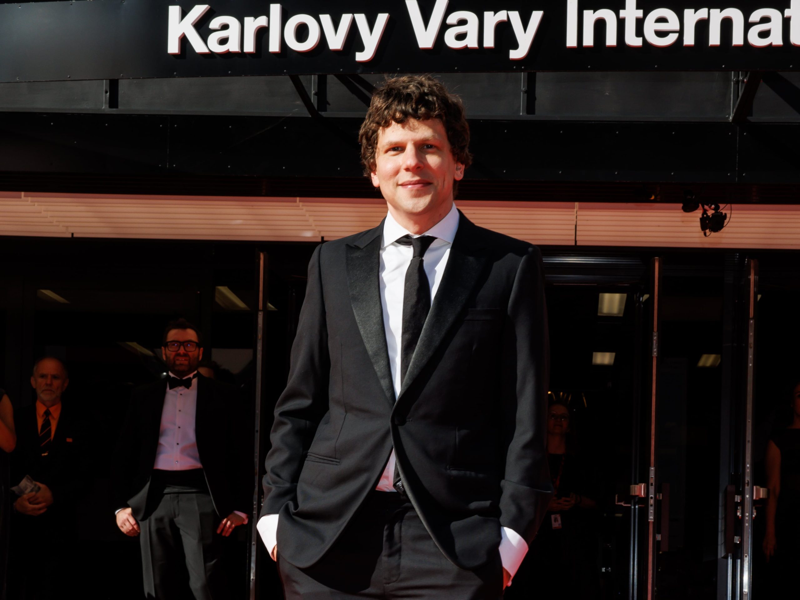 jesse-eisenberg-recibira-la-ciudadania-polaca:-“deseo-dedicar-mas-tiempo-de-mi-vida-y-mi-carrera-a-trabajar-en-europa”