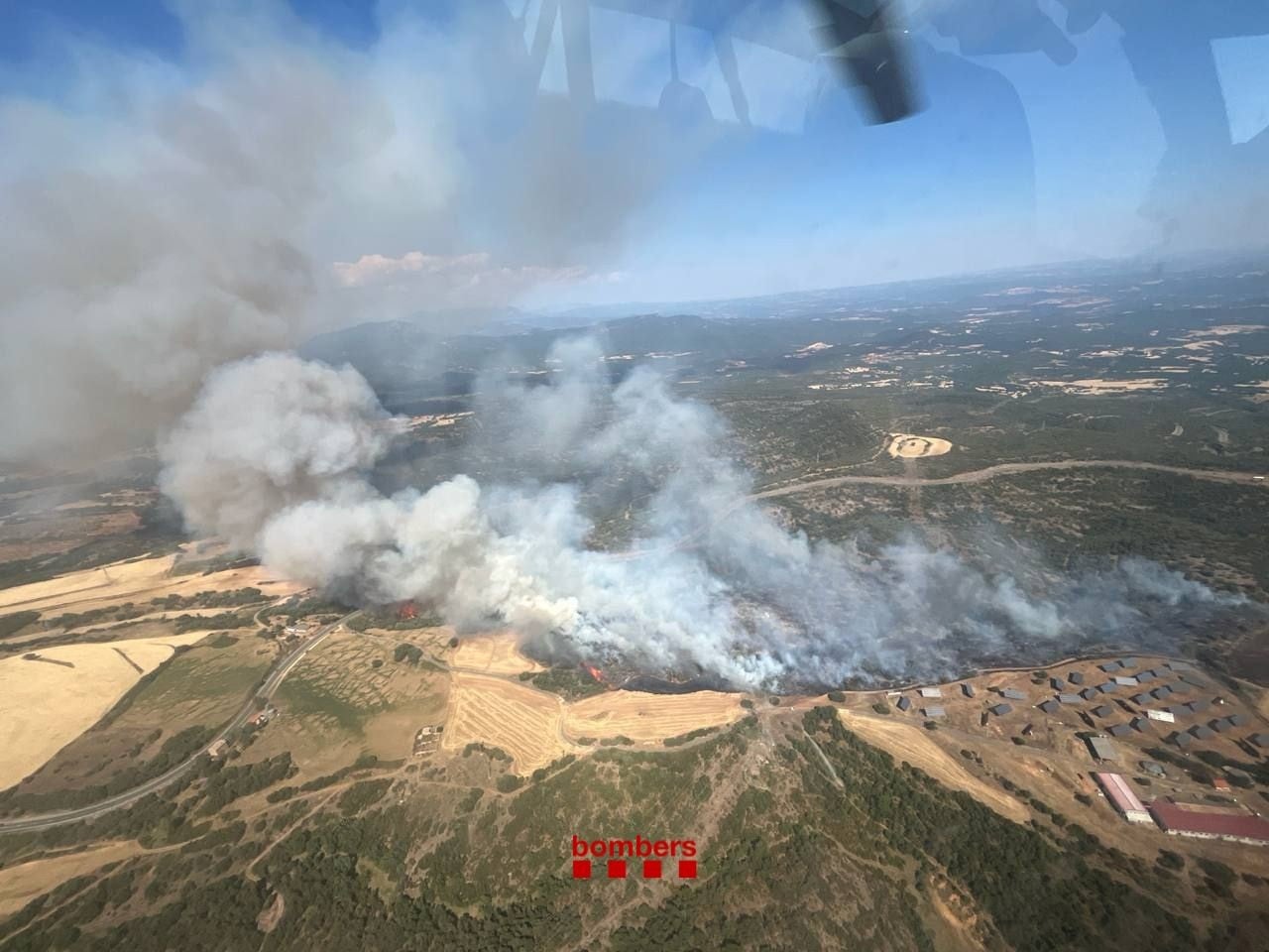 dos-incendios-descontrolados-en-cataluna-obligan-a-confinar-a-40.000-personas