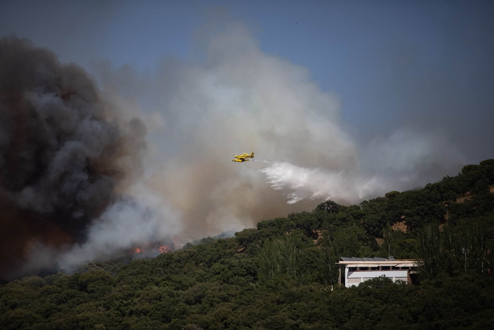 un-incendio-forestal-a-las-afueras-de-grazalema-obliga-a-desalojar-a-mas-de-180-personas-de-un-hotel-y-viviendas