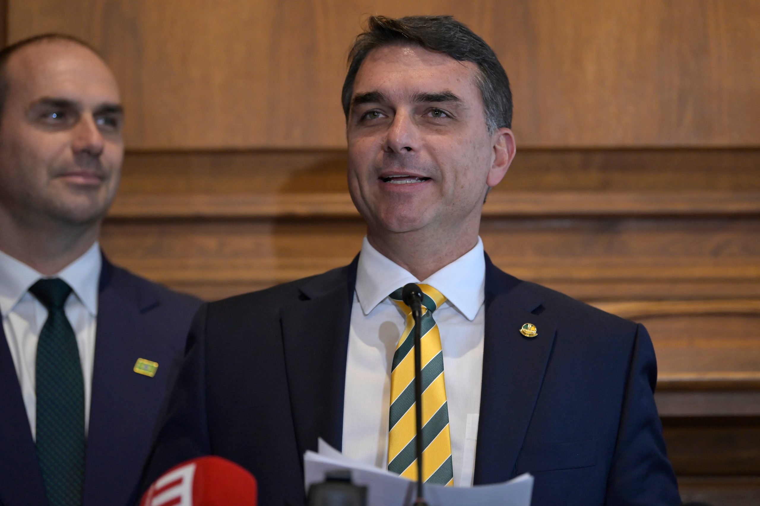 bolsonaro-hijo-viaja-a-washington-para-intentar-evitar-un-nuevo-castigo-arancelario-que-dane-su-campana