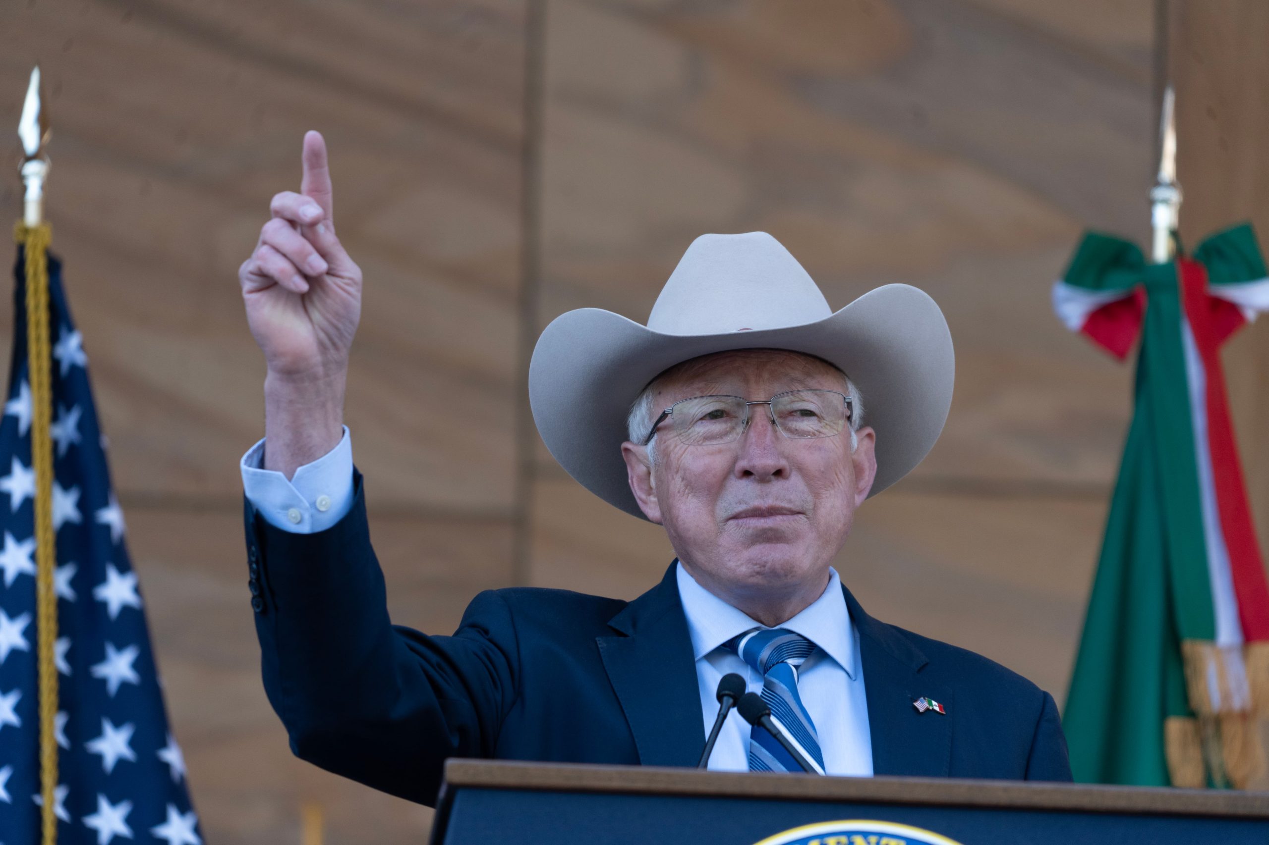 former-ambassador-to-mexico-ken-salazar-says-in-his-memoir-that-no-us-agent-traveled-on-the-plane-that-transported-‘el-mayo’-zambada