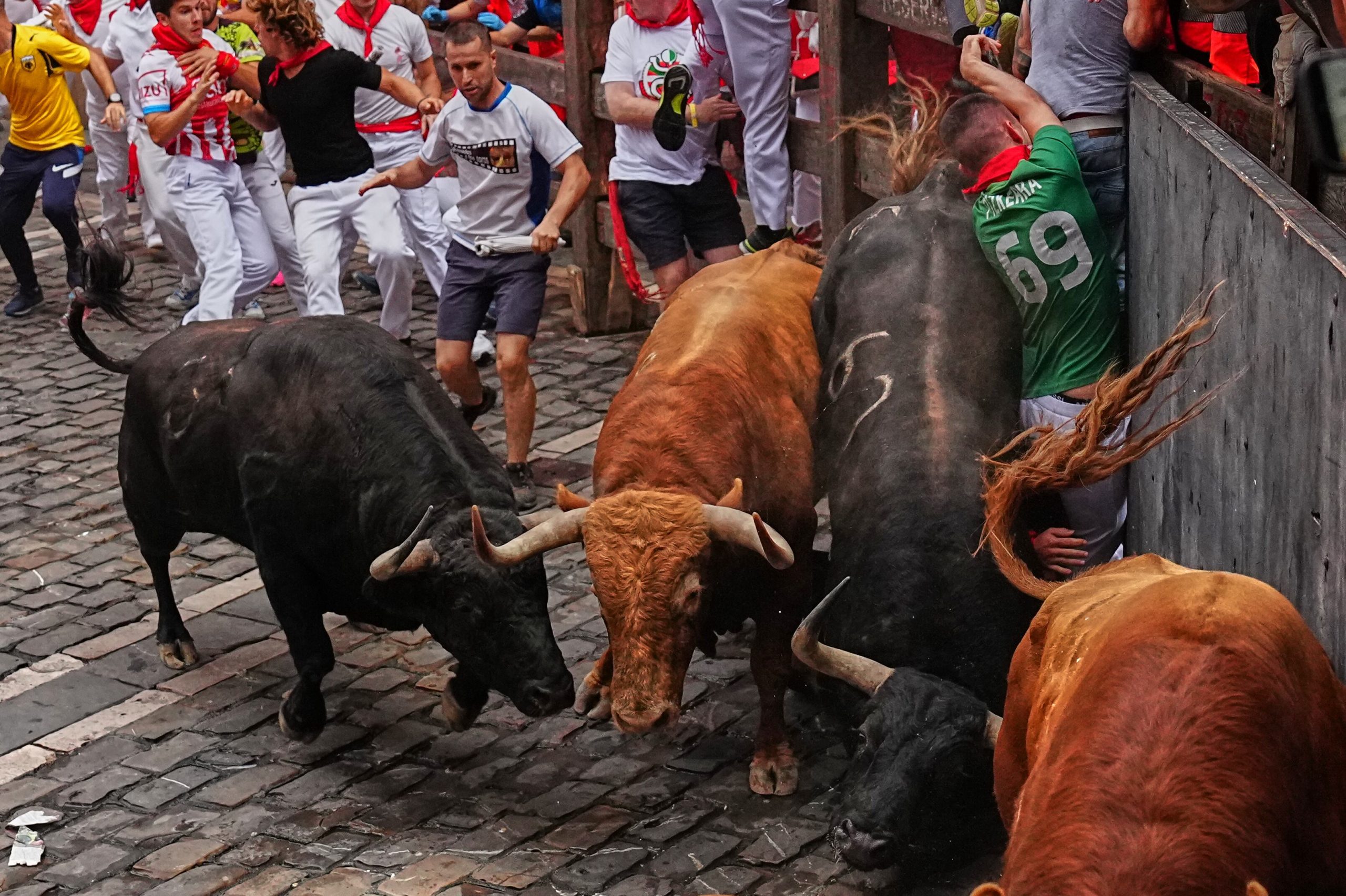 los-atleticos-toros-gaditanos-de-alvaro-nunez-protagonizan-un-emocionante-cuarto-encierro-de-san-fermin-con-nueve-contusionados