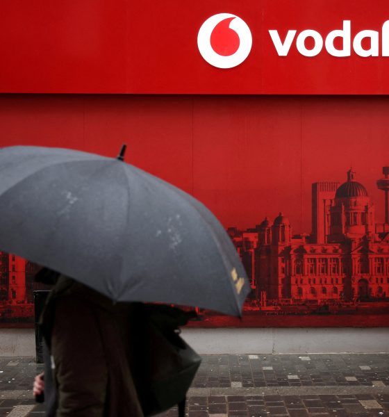 la-emirati-e&-vendera-su-16%-en-el-capital-de-vodafone-al-empresario-frances-xavier-niel-por-5.200-millones