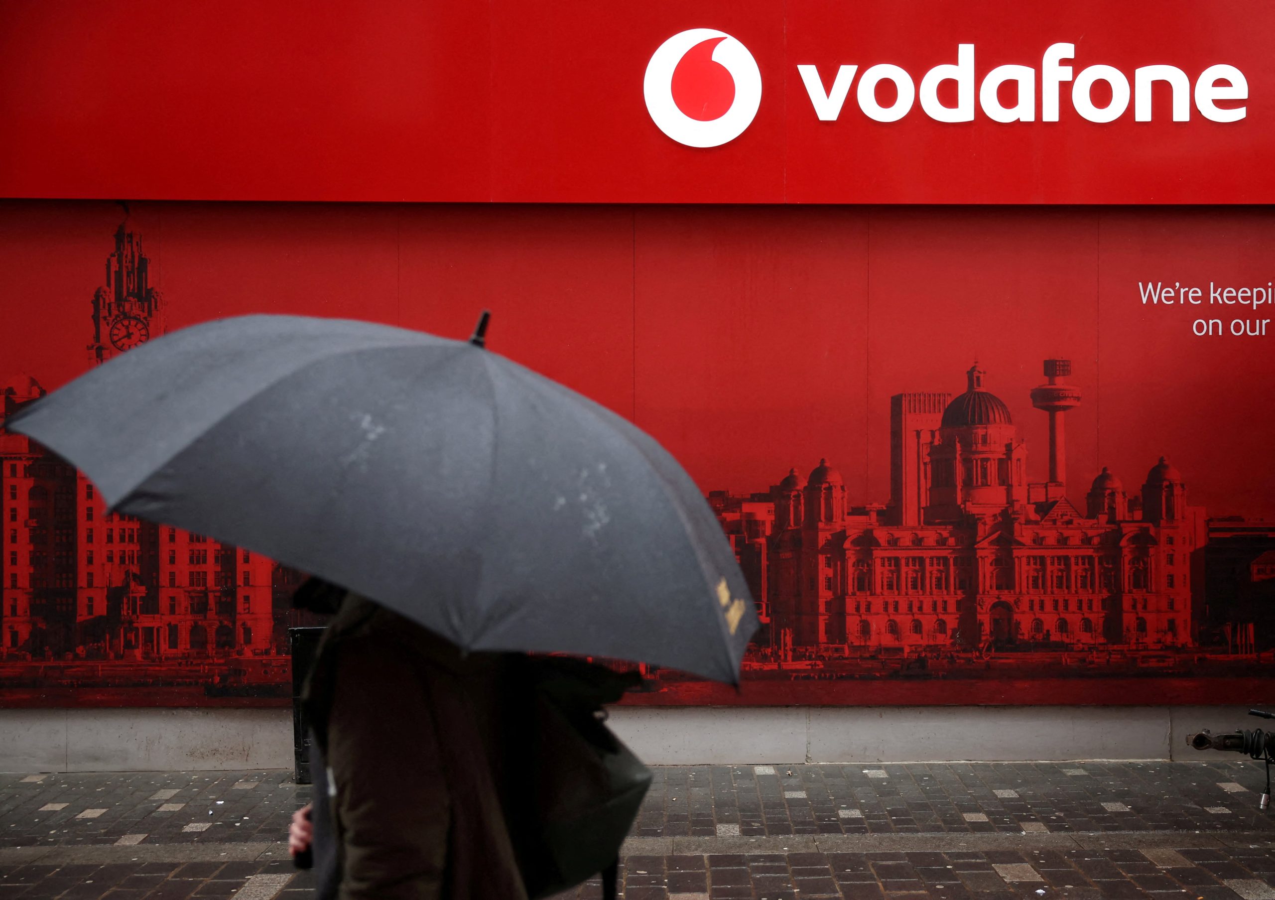 la-emirati-e&-vendera-su-16%-en-el-capital-de-vodafone-al-empresario-frances-xavier-niel-por-5.200-millones