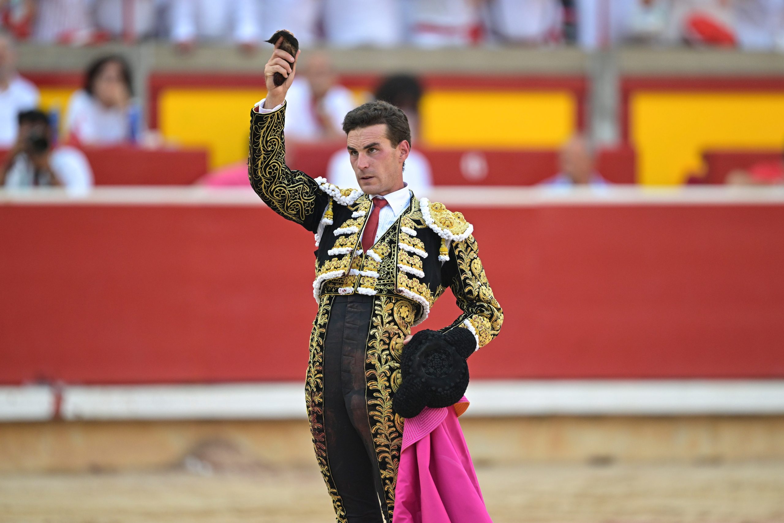oreja-pirrica-para-fernando-adrian,-que-no-cuaja-un-gran-lote-de-la-palmosilla
