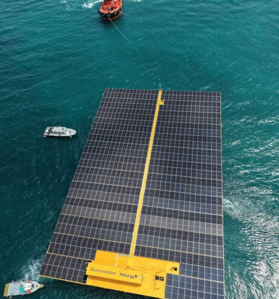 el-puerto-de-valencia-prueba-la-primera-plataforma-solar-marina-de-espana