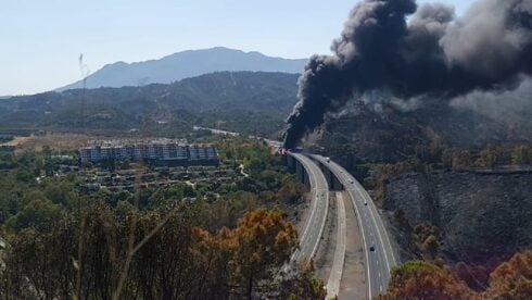 watch:-two-dead-after-tanker-dramatically-overturns-on-ap-7-motorway-near-estepona-and-bursts-into-flames