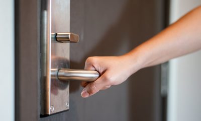 el-cerrojo-sin-agujeros-que-puedes-instalar-en-segundos-para-sentirte-mas-seguro-al-irte-de-vacaciones