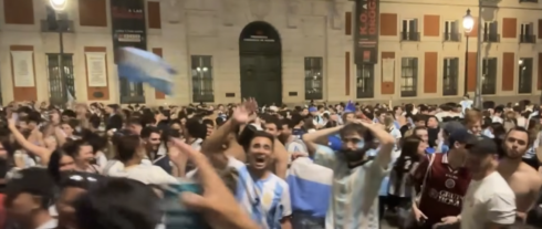 argentine-fans-flood-madrid’s-iconic-plaza-mayor-after-england-heartbreak-–-chanting-‘spain-is-scared’-ahead-of-sunday’s-world-cup-final