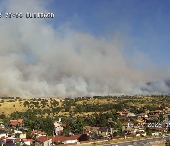 el-incendio-forestal-de-lozoyuela-obliga-a-enviar-un-es-alert-para-confinar-varias-poblaciones-vecinas-y-moviliza-a-la-ume