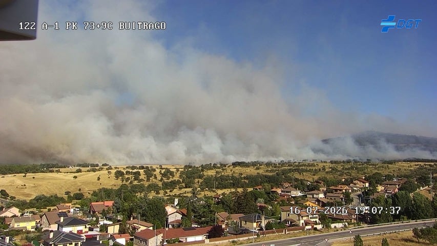 el-incendio-forestal-de-lozoyuela-obliga-a-enviar-un-es-alert-para-confinar-varias-poblaciones-vecinas-y-moviliza-a-la-ume