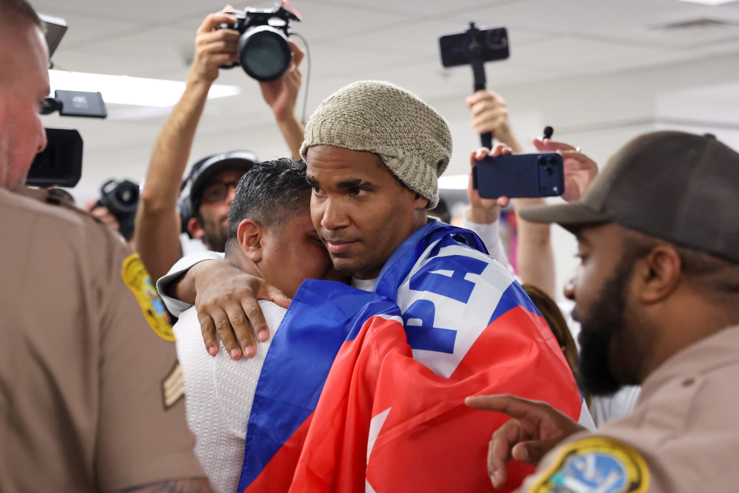 el-artista-cubano-luis-manuel-otero-alcantara-llega-exiliado-a-estados-unidos